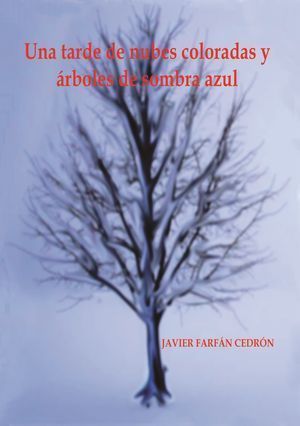 una tarde de nubes coloradas y árboles de sombra azul