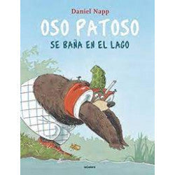 Oso patoso se baña en el lago